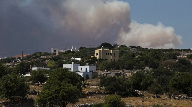 Αναζωπυρώθηκε η φωτιά στα Κύθηρα – Εκκένωση του οικισμού Αραίοι